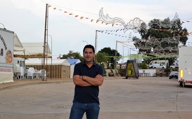 El alcalde de la localidad Ramón Díaz Farias en la entrada al ferial, imagen de archivo.