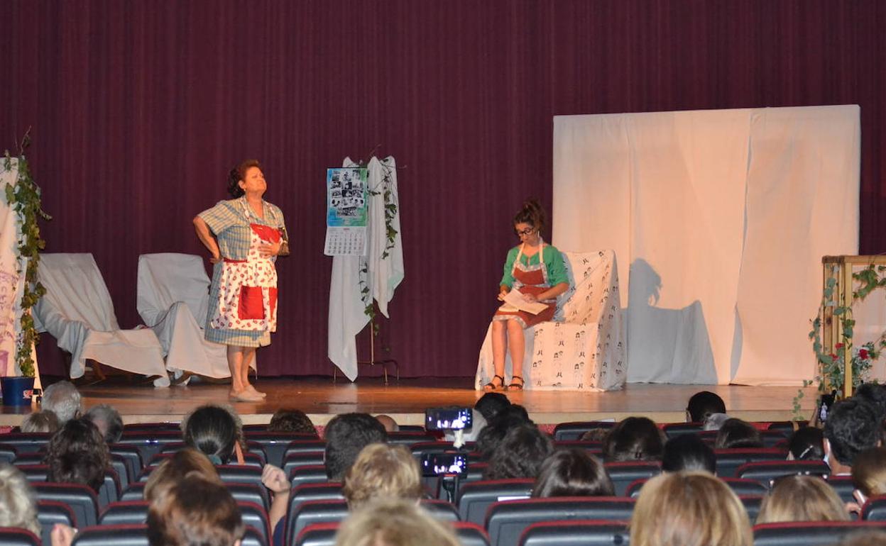 El grupo de Teatro del Fresno en su debút en 2021.'