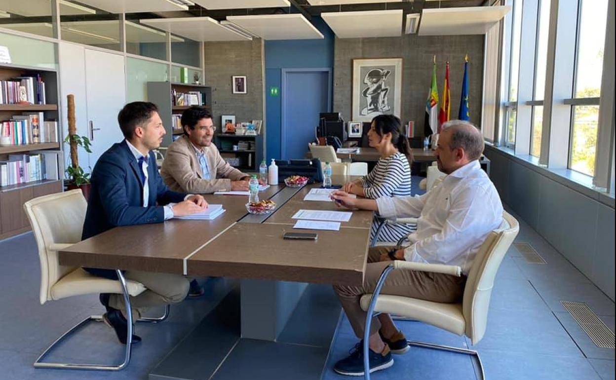 La consejera de Educación recibió al regidor para tratar sobre las nuevas reformas del Centro de Educación Infantil