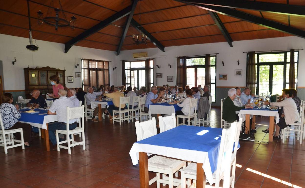 Asistentes a la comida de convivencia de 2021.