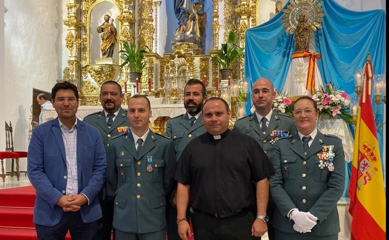 Agentes de la Guardía Civil asistentes junto al regidor y al párroco.