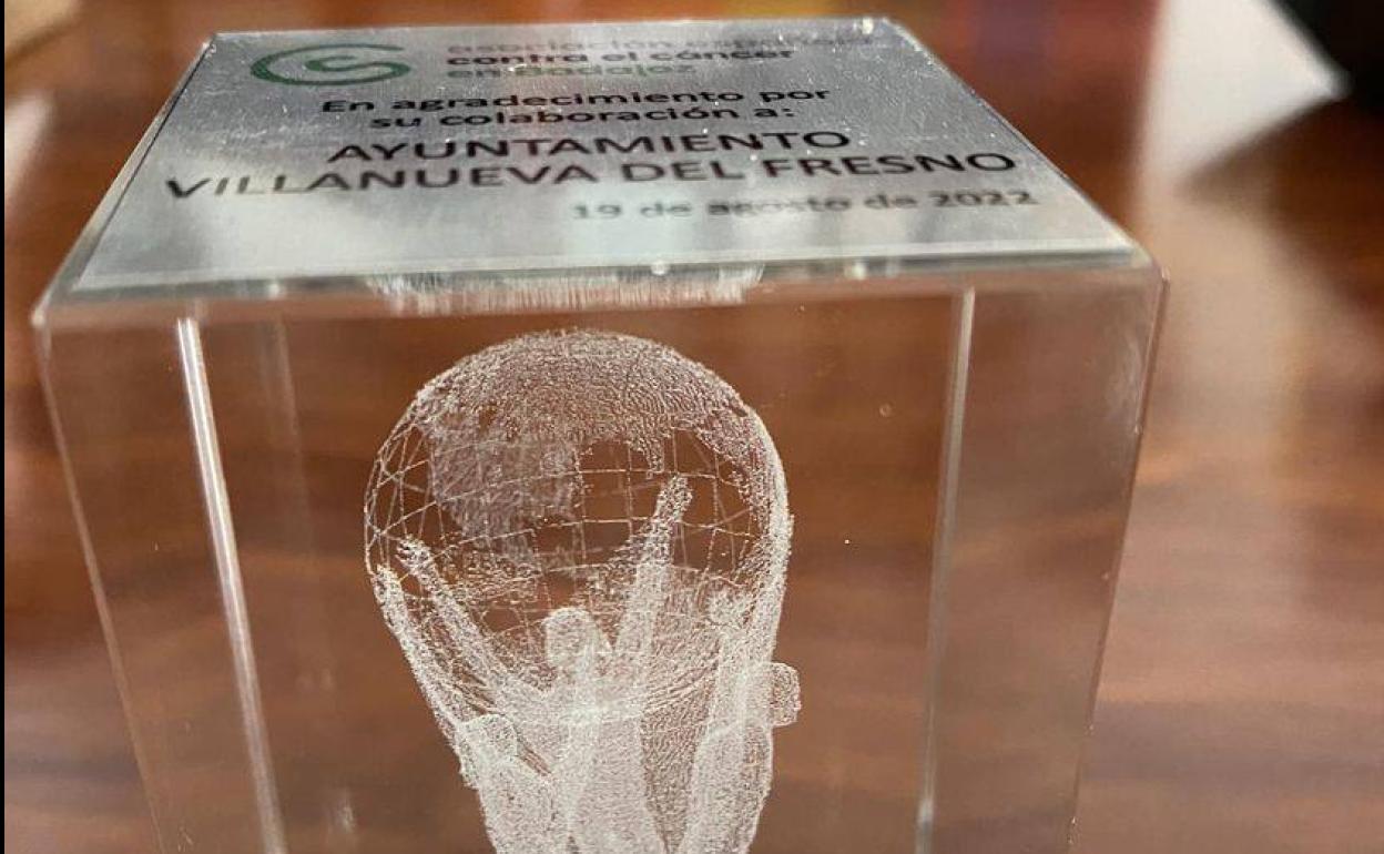 Detalle de la pieza realziada en cristal de la AECC.