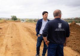 El regidor visitando las obras.