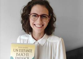 La autora posa con su último libro