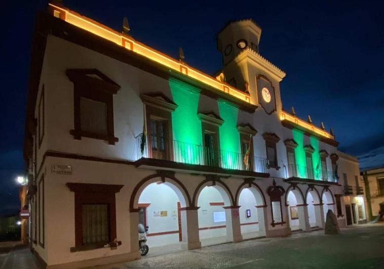 El Ayuntamiento se iluminó de verde para visibilizar la Enfermedad Celiaca
