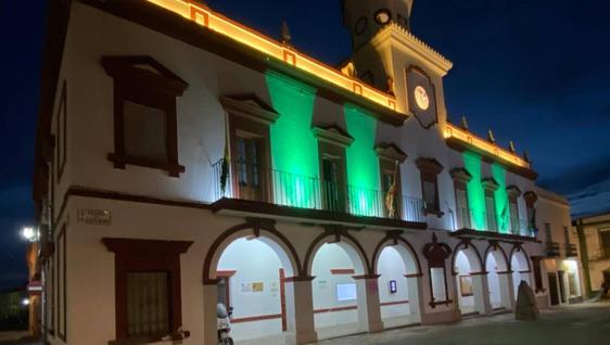 El Ayuntamiento se iluminó de verde para visibilizar la Enfermedad Celiaca
