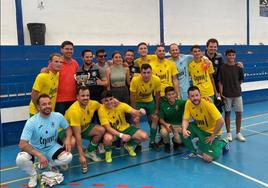 El equipo posa con la copa.