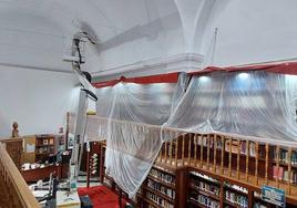 Desarrollo de las labores de pintura y acondicionamiento de la biblioteca.