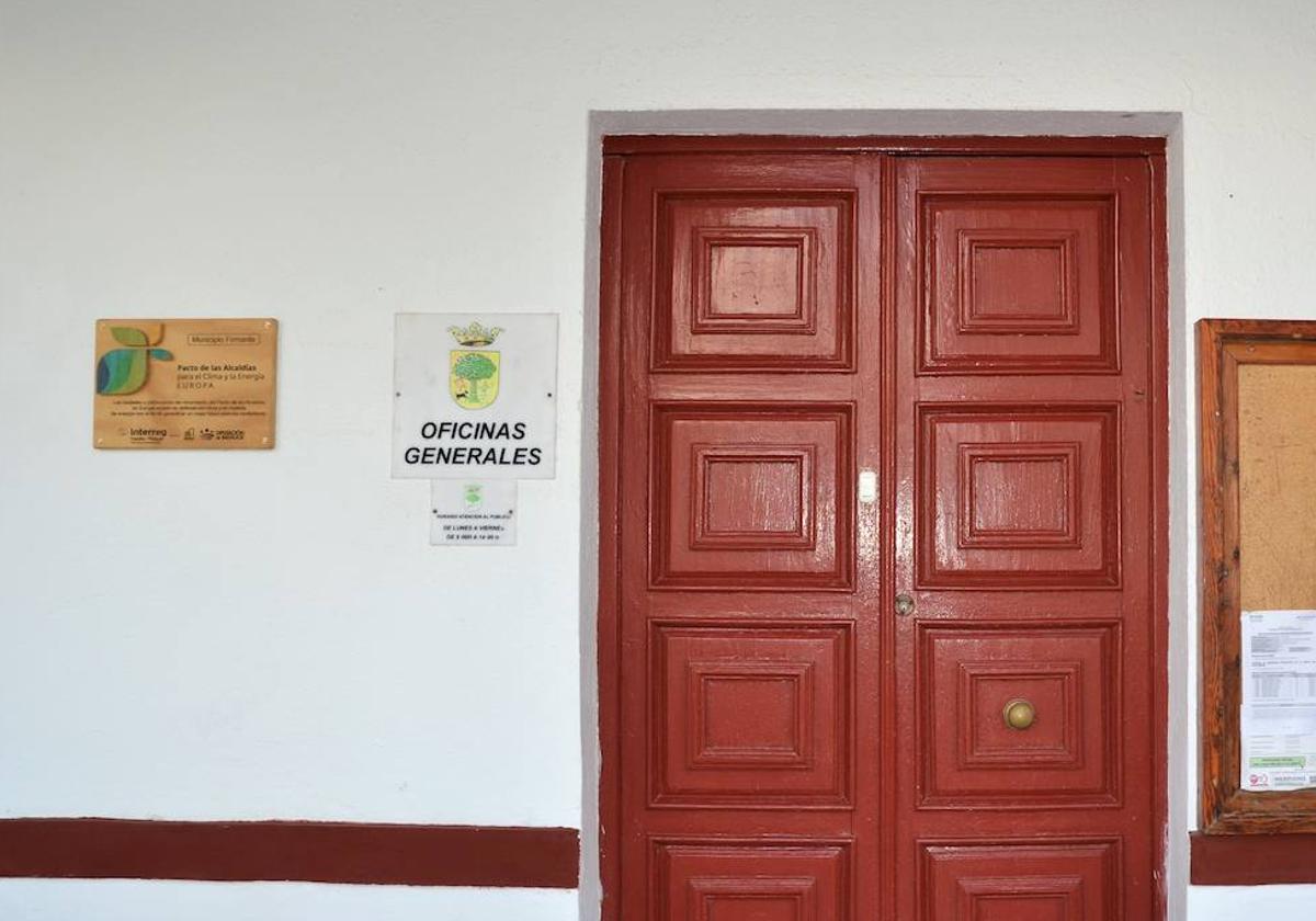 Puerta de acceso a las oficinas gnerales.