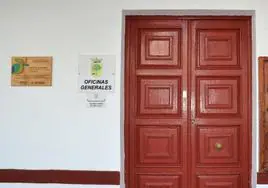 Puerta de acceso a las oficinas gnerales.