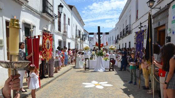 30 niños y niñas de Primera Comunión acompañaron al Cuerpo de Cristo