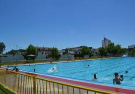 Bañistas en la Piscina Municipal villanovense, imagende archivo.