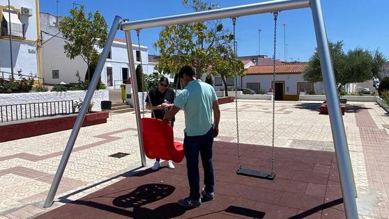 La plaza General Infante estrena un columpio accesible doble