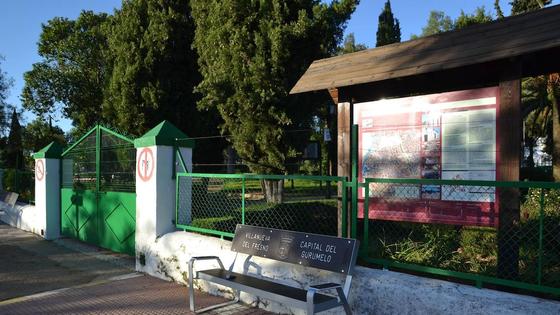 La parada de autobuses se traslada a la puerta del parque del Colegio por la Feria