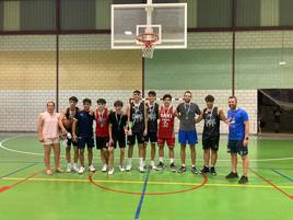 Jugadores del Torneo de Baloncesto local.