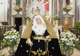 La Virgen de la Soledad en su primer besamanos en la Ermita.