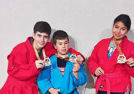 Los hermanos García Montes y Fabián Domínguez con sus medallas.