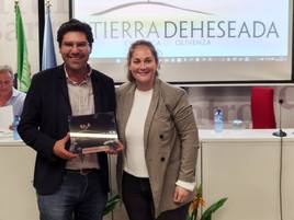 El regidor recibió el distintivo de manos de la presidenta de Aderco.