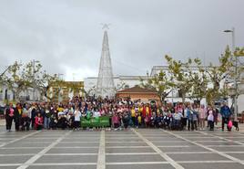Participantes en la VI Caminata de la AECC local.
