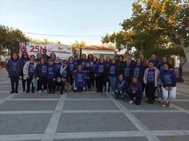 Participantes en la performance de la plaza de España