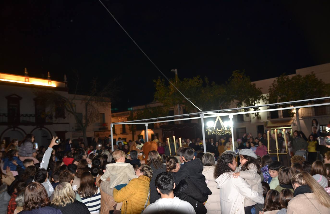 Los personajes de 'La Bella y la Bestia' protagonizaron el encendido navideño