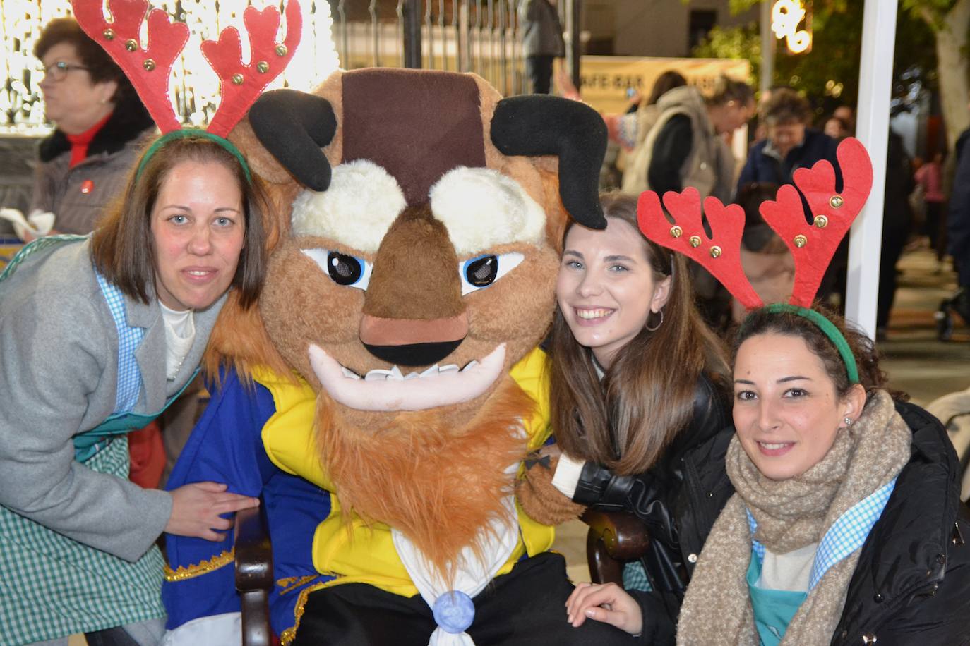 Los personajes de 'La Bella y la Bestia' protagonizaron el encendido navideño