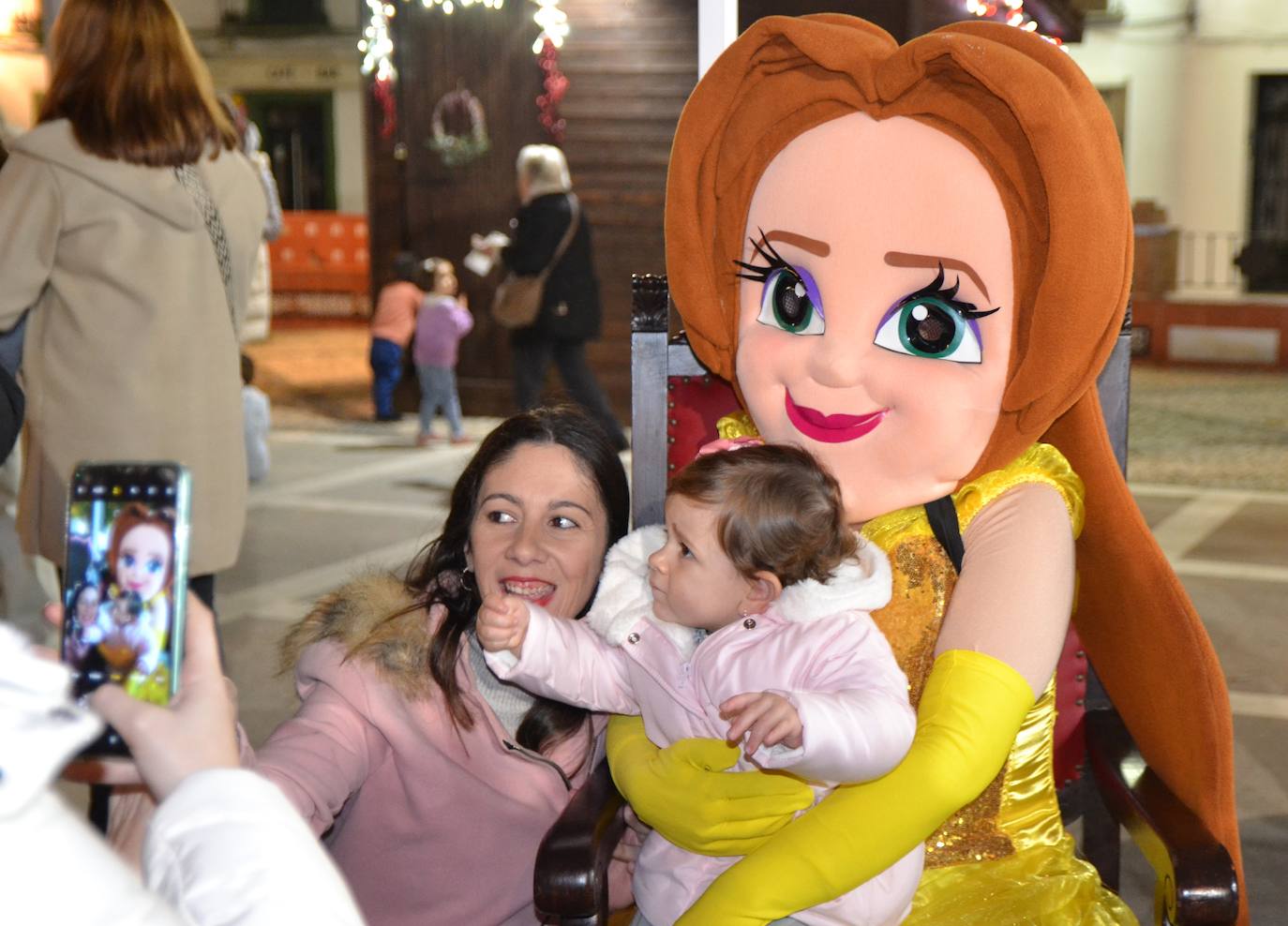 Los personajes de 'La Bella y la Bestia' protagonizaron el encendido navideño