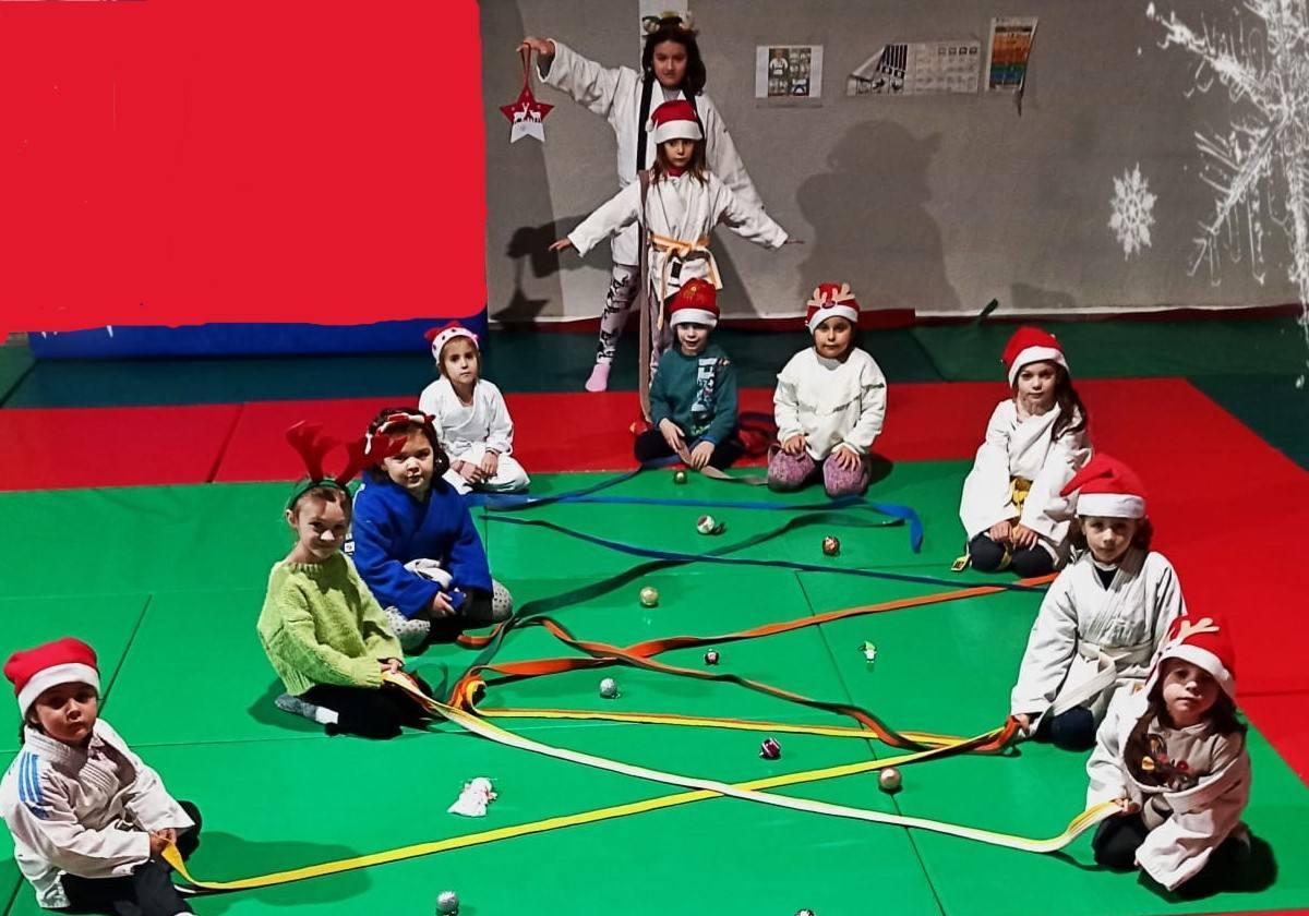 Alumnos de la Academia de Judo local.