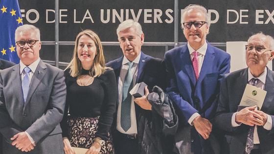 El Exrector Píriz y la 'Asociación de Amigos de la Universidad' reciben la medalla del 50º aniversario de la UEx