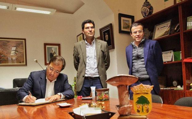 EL presidente Fernández Vara firmó en el libro de visitas.