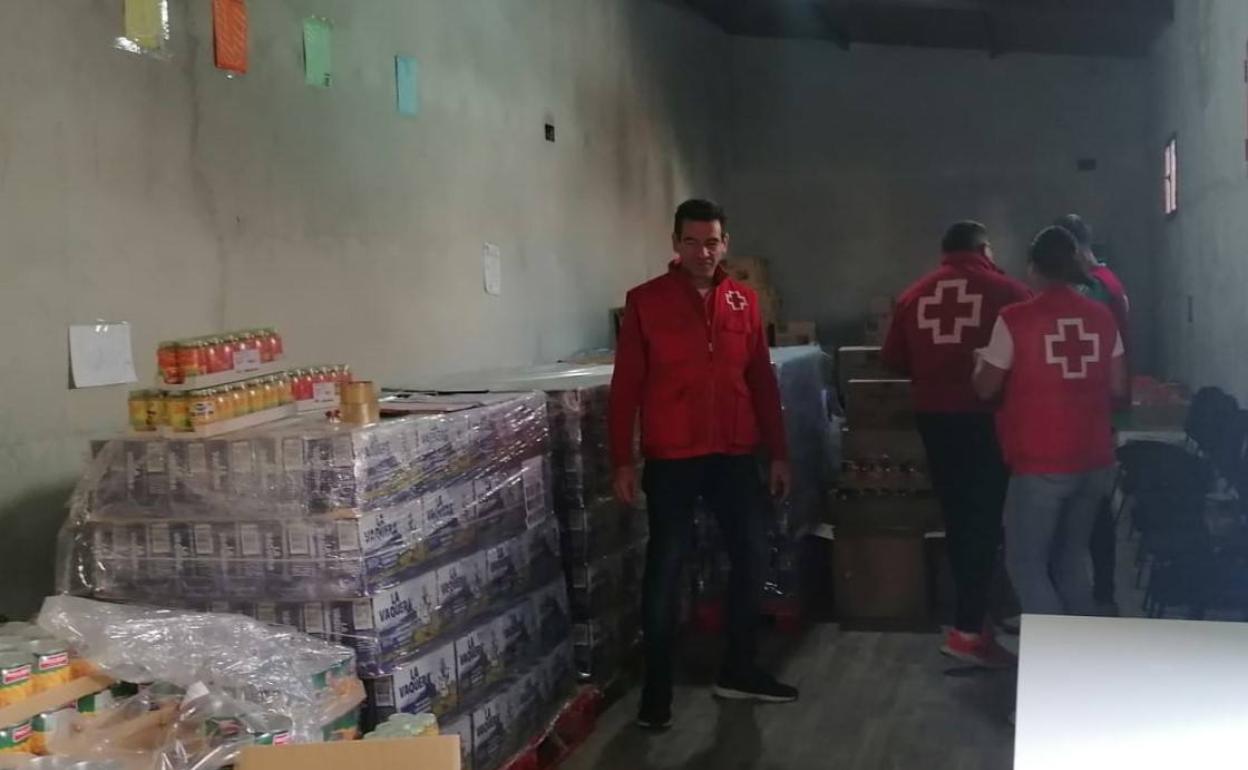Voluntarios de Cruz Roja en el último reparto alimentario realizado.