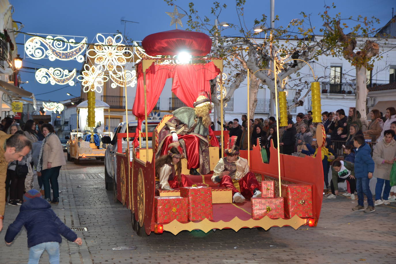 Los Reyes Magos lanzaron una lluvia de balones y pequeños juguetes desde el balcón del Ayuntamiento