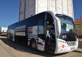 Un autobús Damas en la parada del Silo.