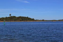 El Gran Lago Alqueva a su paso por la localidad.
