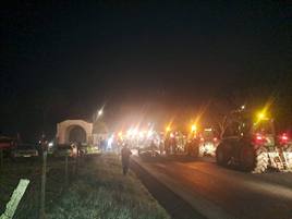 Desde primeras horas de la mañana se agrupaban los tractores portugueses en la frontera.