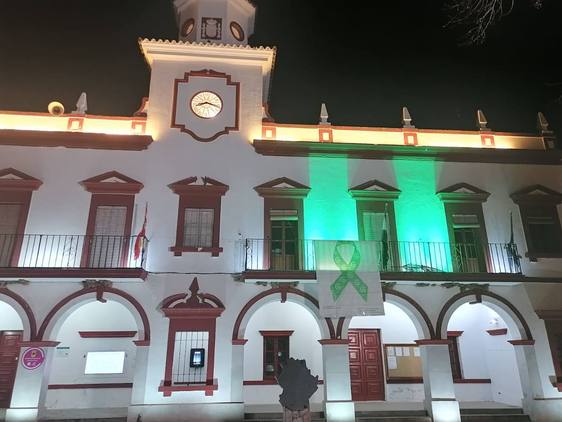 El Ayuntamiento visibiliza con una pancarta y luces verdes el Día Mundial contra el Cáncer