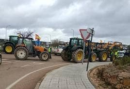 Tractores parados en la rotonda de acceso a VIllanueva.