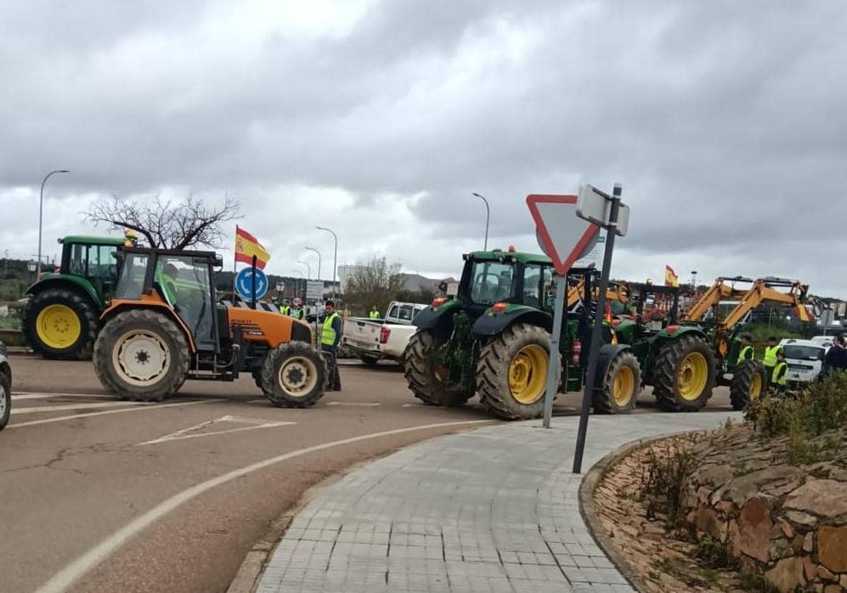 Agricultores y ganaderos locales se suman a las protestas nacionales cortando la EX-107
