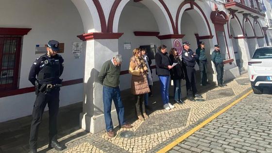 El Ayuntamiento secunda el minuto de silencio en repulsa por la muerte de dos guardias civiles