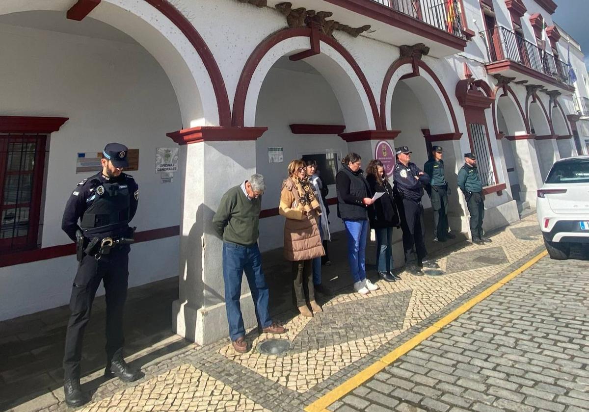 El Ayuntamiento secunda el minuto de silencio en repulsa por la muerte de dos guardias civiles