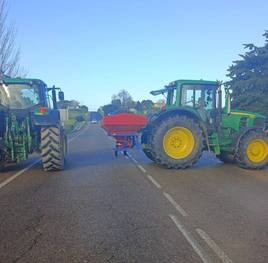Tractores en el puesto de san Leonardo.