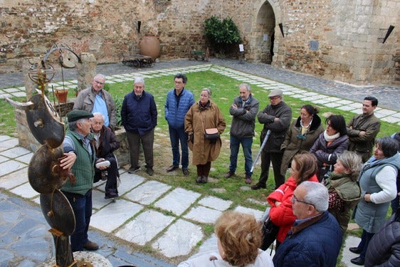 El escultor villanovense Antonio Viera dona al Meegs su pieza 'Alegoría de Olivenza'