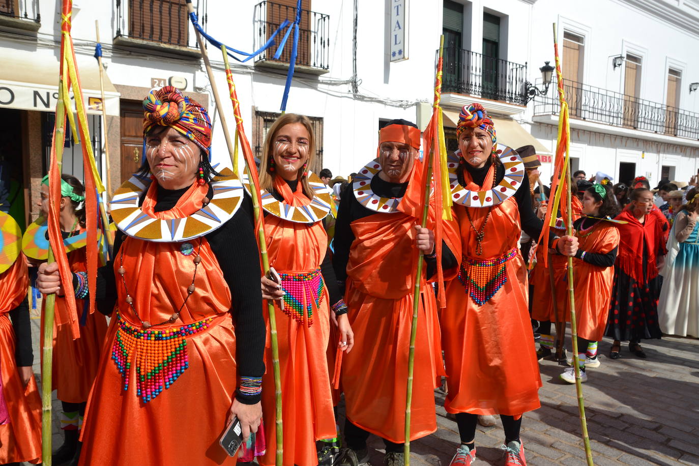 El gran desfile del carnaval acabó con un espectáculo de música y baile de las grandes comparsas