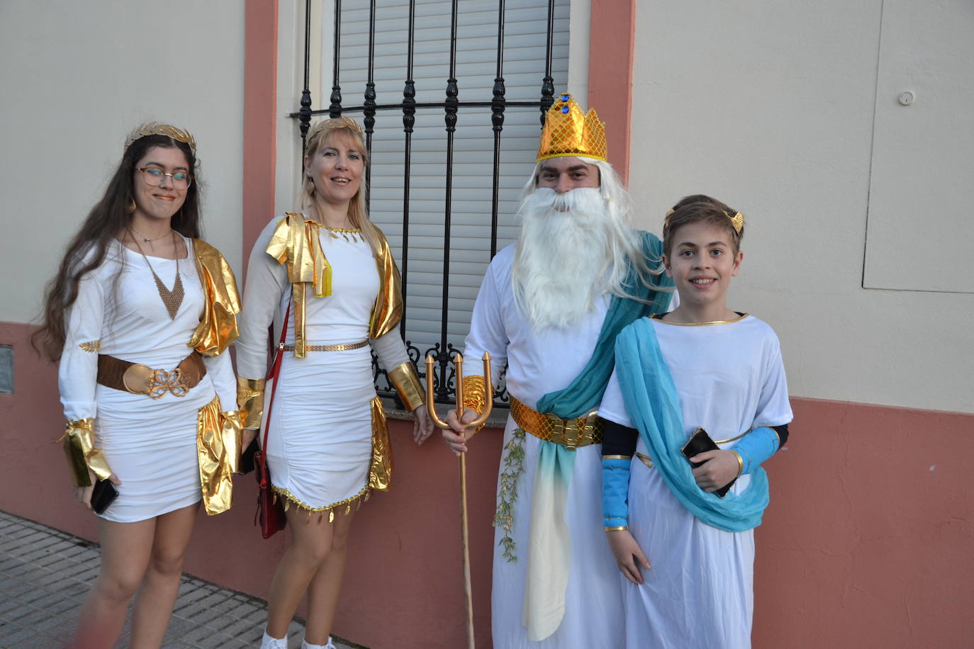 El gran desfile del carnaval acabó con un espectáculo de música y baile de las grandes comparsas