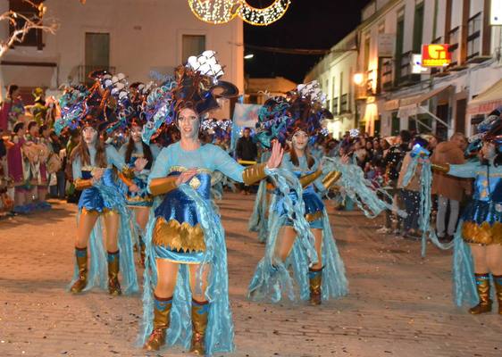 El gran desfile del carnaval acabó con un espectáculo de música y baile de las grandes comparsas