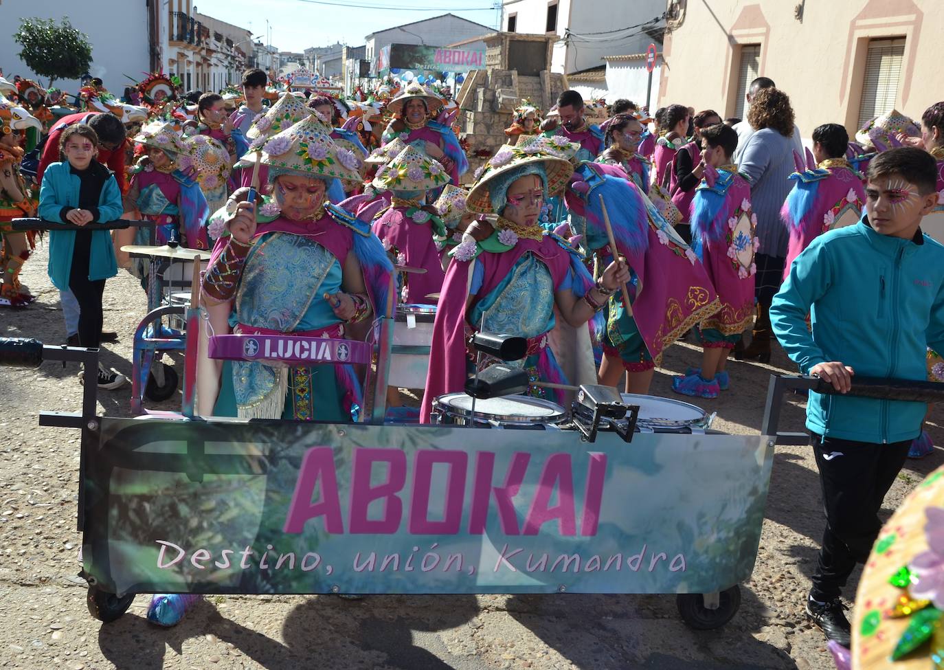 El gran desfile del carnaval acabó con un espectáculo de música y baile de las grandes comparsas