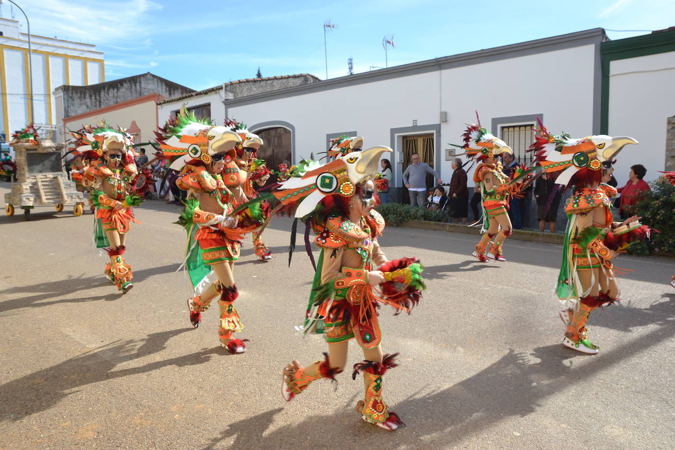 El gran desfile del carnaval acabó con un espectáculo de música y baile de las grandes comparsas