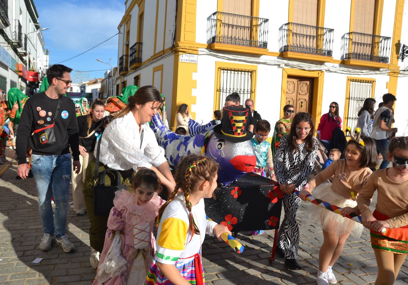 El gran desfile del carnaval acabó con un espectáculo de música y baile de las grandes comparsas