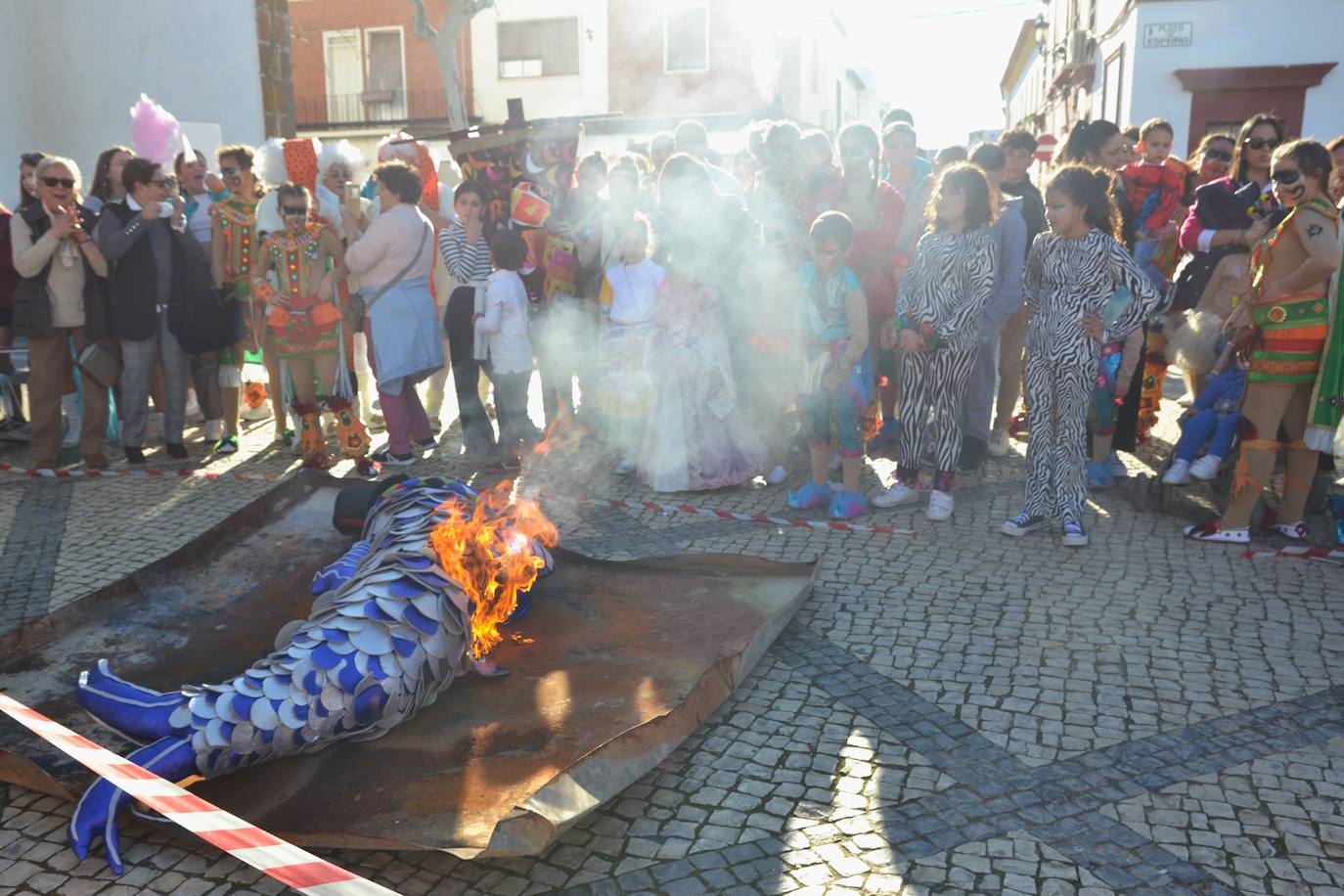 El gran desfile del carnaval acabó con un espectáculo de música y baile de las grandes comparsas