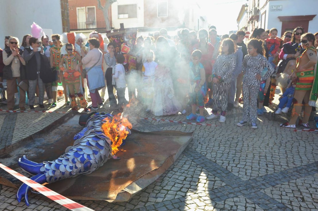 El gran desfile del carnaval acabó con un espectáculo de música y baile de las grandes comparsas
